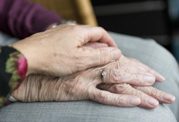 Imagen de manos de una persona mayor