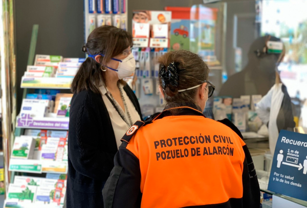 La alcaldesa junto a personal de Protección Civil
