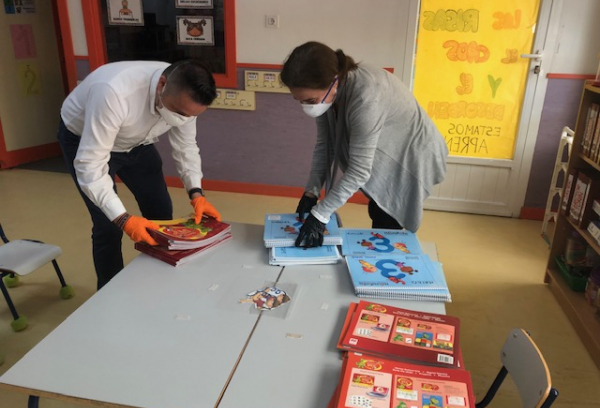 La concejal de Educación, Eva cabelo, en el reparto de material educativo