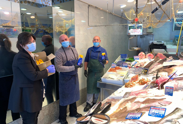 Entrega de gel desinfectante en los comercios