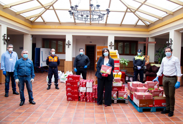 Entrega de alimentos a la iglesia Asunción de Nuestra Señora