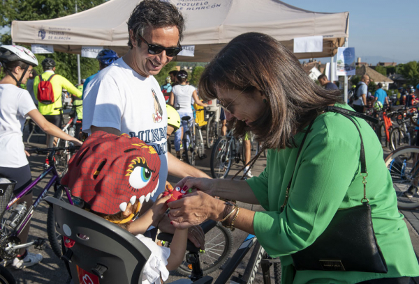 La alcaldesa de Pozuelo de Alarcón, Susana Pérez Quislant, junto a un bebé