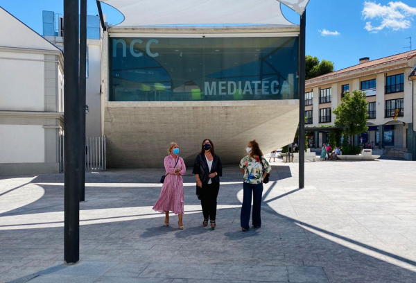 Susana Pérez Quislant, alcaldesa de Pozuelo de Alarcón, visita la Plaza del Padre Vallet con su nueva cubierta