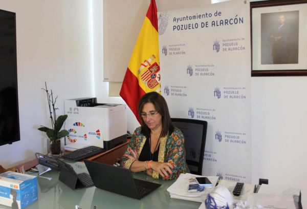 La alcaldesa de Pozuelo, Susana Pérez Quislant, durante la videoconferencia en su despacho