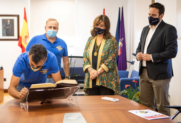 Un momento de la firma en el libro de honor