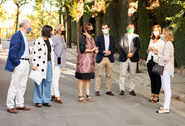 La alcaldesa en la visita a la Urbanización El Montecillo