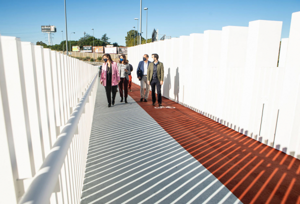 Susana Pérez Quislant inaugura la nueva pasarela sobre la M-503