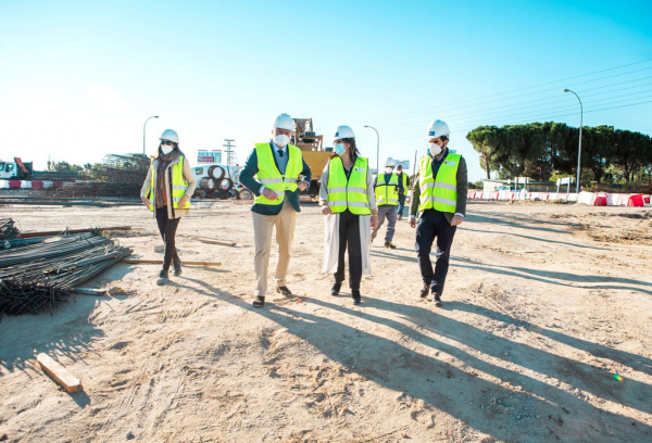 Susana Pérez Quislant, alcaldesa de Pozuelo, visita las obras de soterramiento de la rotonda de la M513 con la M503