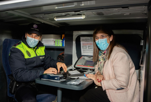 La alcaldesa en el nuvo vehículo de atestados