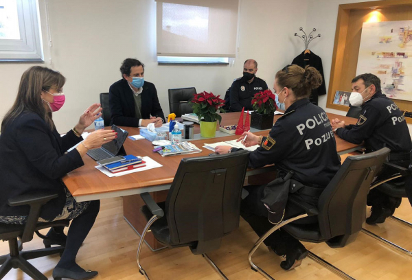 La alcaldesa de Pozuelo, Susana Pérez Quislant, durante la reunión de seguridad