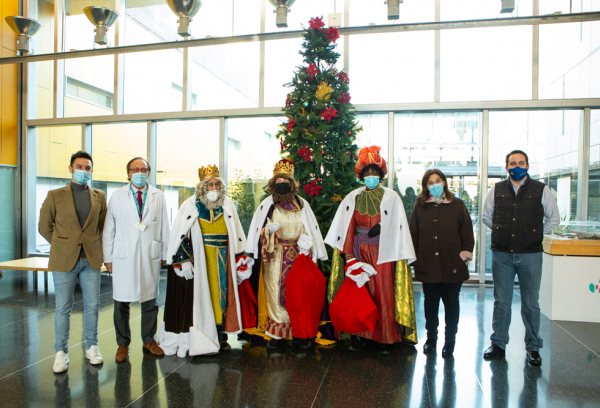 Los Reyes Magos junto a la alcaldesa de Pozuelo en el Hospital Quirón Pozuelo