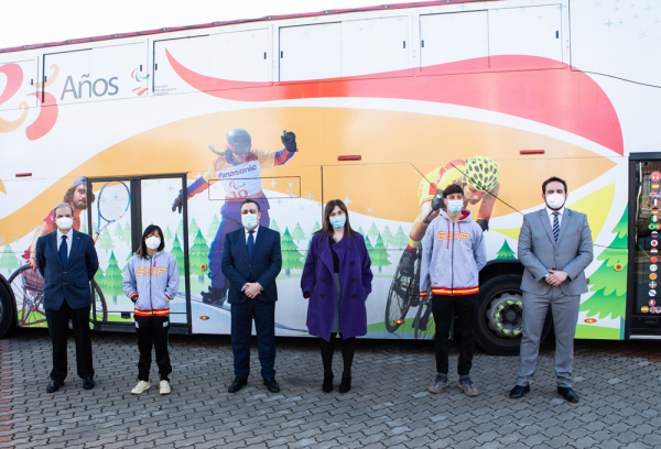 La alcaldesa, Susana Pérez Quislant, recibe al autobús del Comité Paralímpico Español