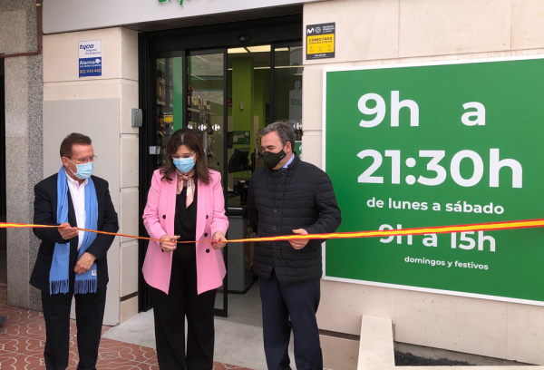 La alcaldesa inaugura Carrefour exprés en el centro de Pozuelo