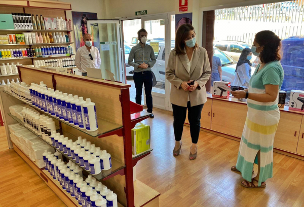 La alcaldesa, Susana Pérez Quislant, visita uno de los comercios de Pozuelo de Alarcón
