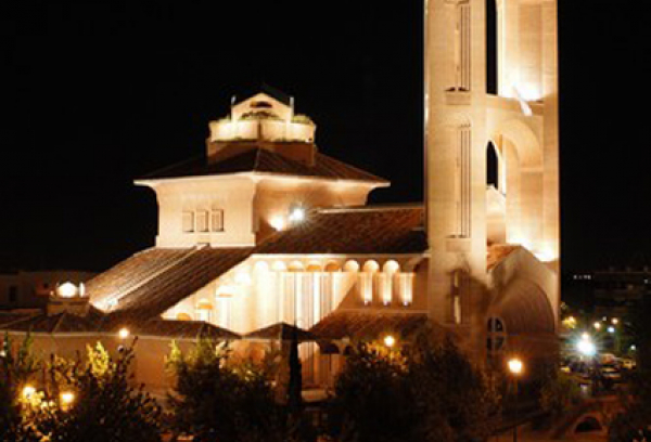 Iglesia Santa María de Caná iluminada