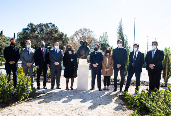 La alcaldesa descubre la escultura homenaje a los fallecidos por la pandemia