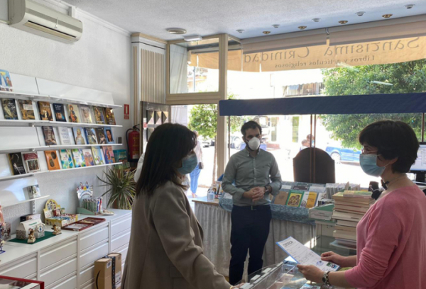 La alcaldesa en una vista a un comercio de Pozuelo Pueblo