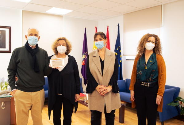 entrega de una de las placas conmemorativas