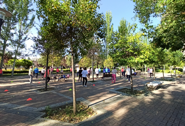 Imagen de los mayores realizando deporte al aire libre 