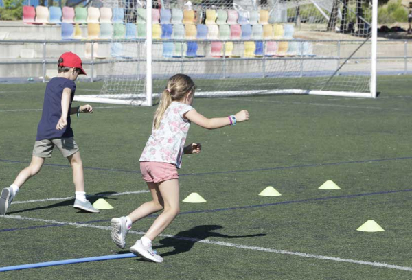 Imagen niños jugando en los campamentos de verano.
