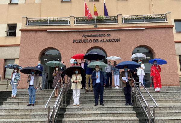 Minuto de silencio en las puertas del Ayuntamiento de Pozuelo de Alarcón.