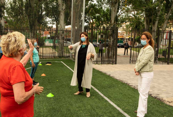 Pérez Quislant visita a los mayores que practican deporte al aire libre en el polideportivo El Pradillo