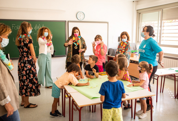 Quislant visita un colegio 