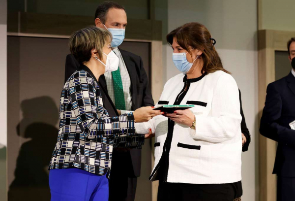 La alcaldesa premiada por los farmacéuticos de Madrid