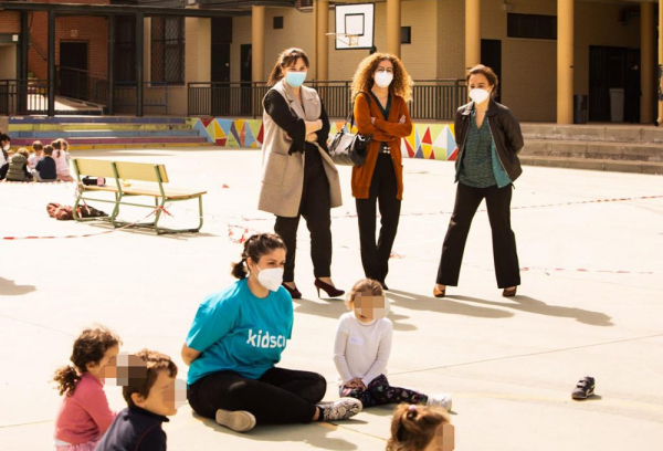 Susana Pérez Quislant visitando un campamento de verano