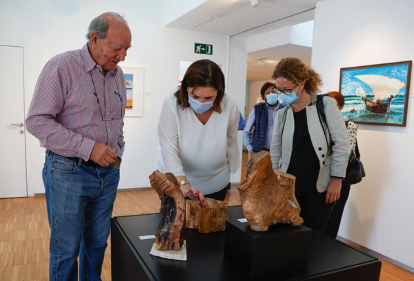 Pérez Quislant visita la exposición de artes plásticas y decorativas de los talleres de mayores