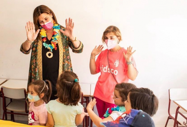 La alcaldesa visitando un cole infantil