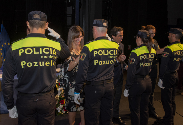 La alcaldesa con Policia Municipal