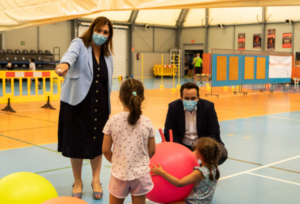 Alcaldesa con niños