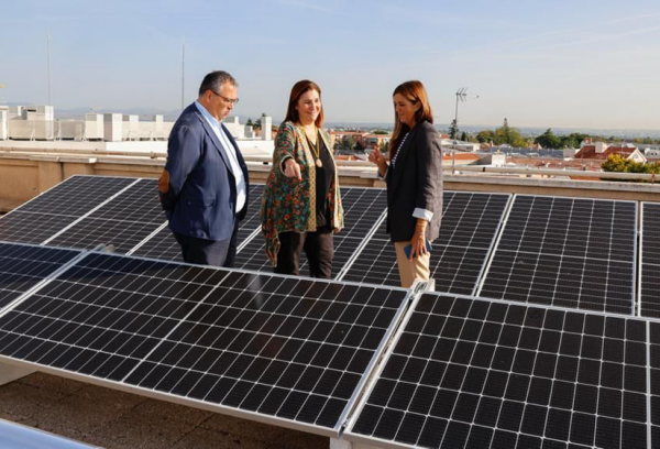 Susana visita los 96 paneles solares