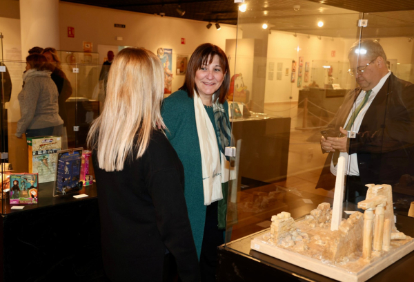 Susana visita exposición Con Disney a Egipto