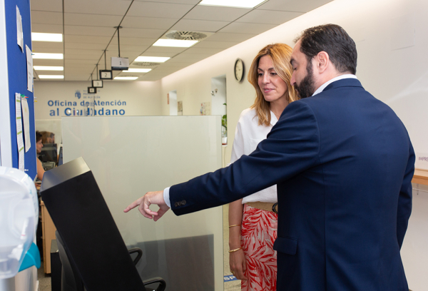 La alcaldesa, Paloma Tejero, ha estado acompañada por el concejal de Administración Digital, Calidad e Innovación, Manuel Moreno Escobar