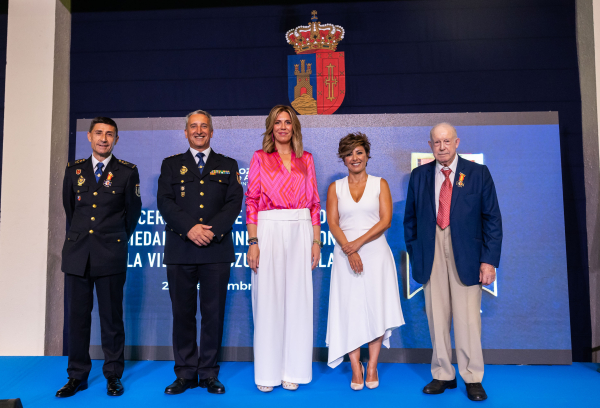 La alcaldesa con los galardonados 