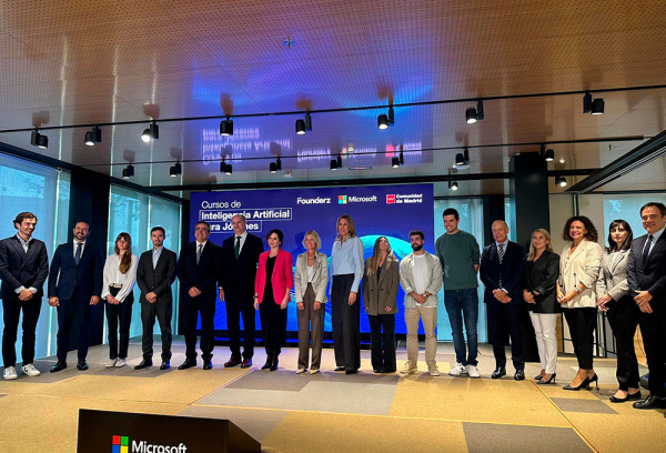 La alcaldesa de Pozuelo junto a la presidenta regional en su visita a Microsoft