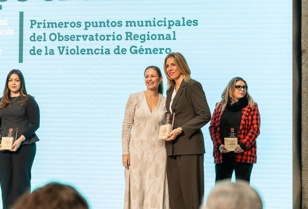 La alcaldesa de Pozuelo recoge el reconocimiento por la Comunidad de Madrid por su labor y dedicación