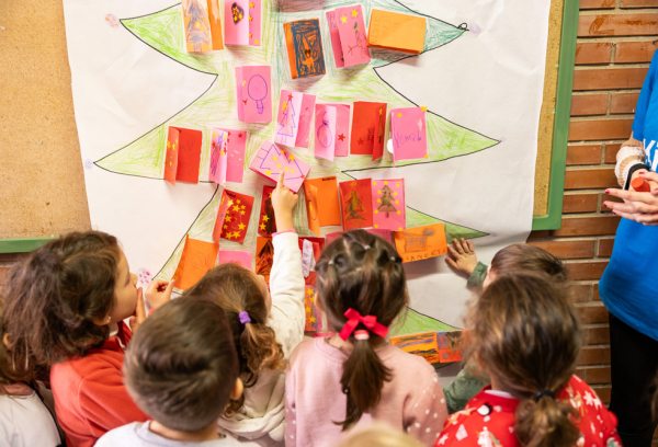 niños y árbol de navidad dibujado