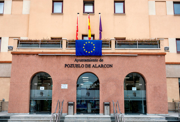 Bandera de la Unión Europea en la fachada del Ayuntamiento