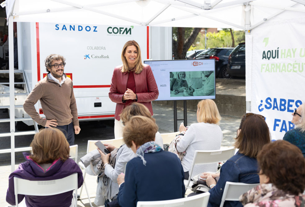 La alcaldesa visita la unidad móvil de farmacias