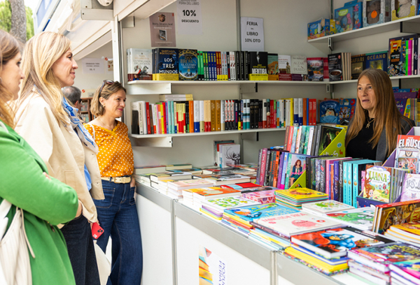 alcaldesa en la feria del libro