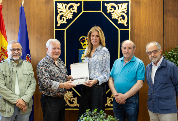 La alcaldesa, Paloma Tejero, acompañada del portavoz y coordinador del Gobierno, Félix Alba, y miembros de la junta directiva, encabezados por su presidente, Tomás Toribio. 