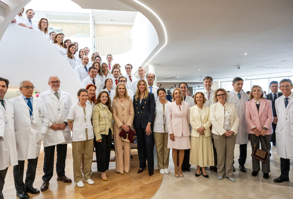 La alcaldesa junto a la Infanta Elena en la inauguración del Hospital Memorial Publio Cordón