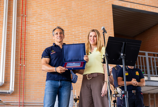 Paloma Tejero y el bombero