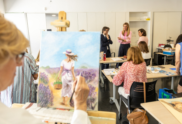 Visita a los talleres de pintura de mayores