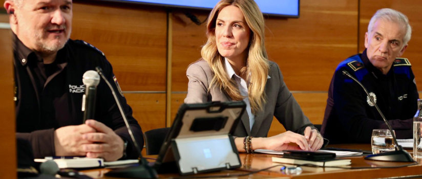 La alcaldesa de Pozuelo, Paloma Tejero, con los comisarios de Policía Nacional y Municipal, Celso Galván y Lorenzo Antolínez, durante la reunión en el Ayuntamiento con medio centenar de representantes vecinales.